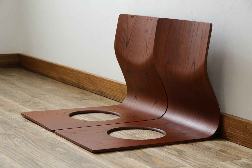 中古　美品　天童木工(Tendo)　欅材　継ぎ目のない一体感ある美しいラインが魅力の座椅子2脚セット　定価(2脚合計)約5万円　(R-084711)