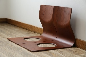 中古　美品　天童木工(Tendo)　欅材　継ぎ目のない一体感ある美しいラインが魅力の座椅子2脚セット　定価(2脚合計)約5万円　(R-084711)