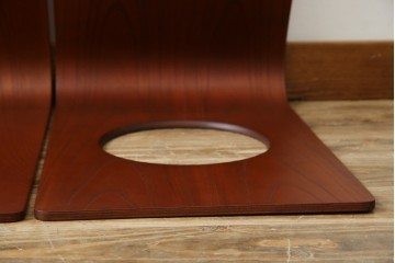 中古　美品　天童木工(Tendo)　欅材　継ぎ目のない一体感ある美しいラインが魅力の座椅子2脚セット　定価(2脚合計)約5万円　(R-084711)