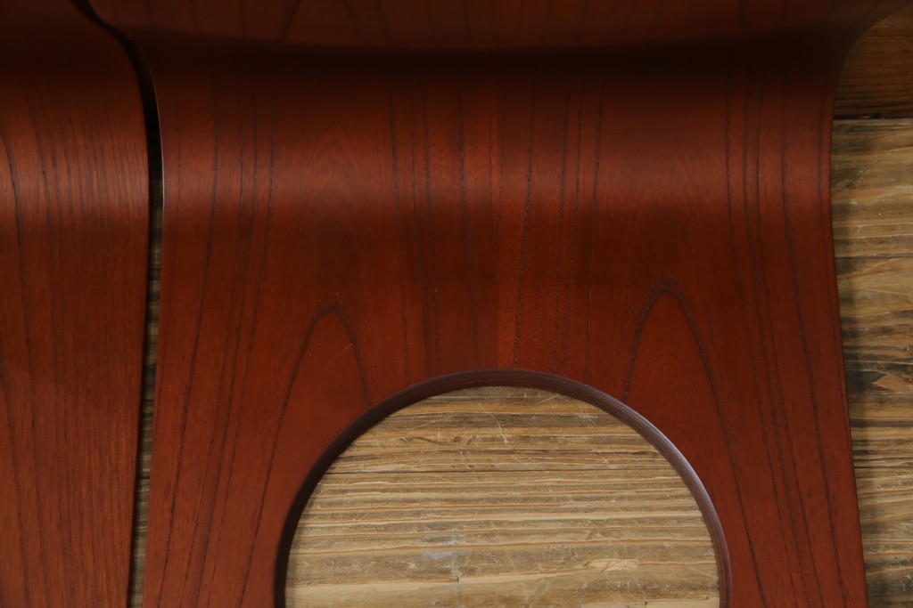 中古　美品　天童木工(Tendo)　欅材　継ぎ目のない一体感ある美しいラインが魅力の座椅子2脚セット　定価(2脚合計)約5万円　(R-084711)