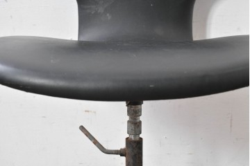 和製ヴィンテージ　天童木工(Tendo)　ブラックシートが空間に深みを与えるメンズライクなデスクチェア　(R-084713)