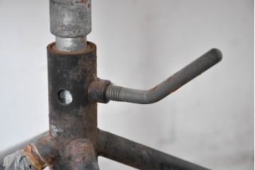 和製ヴィンテージ　天童木工(Tendo)　ブラックシートが空間に深みを与えるメンズライクなデスクチェア　(R-084713)