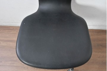 和製ヴィンテージ　天童木工(Tendo)　ブラックシートが空間に深みを与えるメンズライクなデスクチェア　(R-084713)