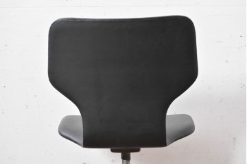 和製ヴィンテージ　天童木工(Tendo)　ブラックシートが空間に深みを与えるメンズライクなデスクチェア　(R-084713)