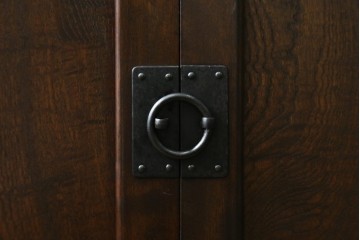 中古　美品　松本民芸家具　和モダンな佇まいが目を引くJ型朝鮮棚　定価約45万円　(R-084714)