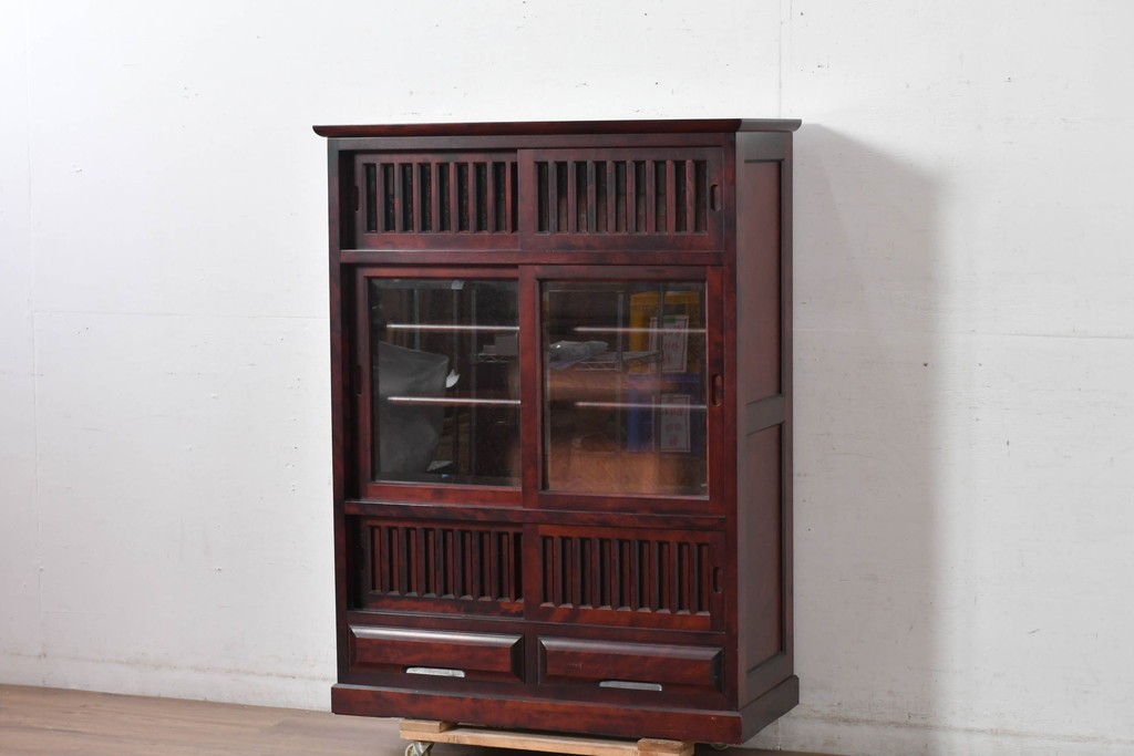 中古 美品 希少な廃番品 日向民芸家具 ミズメザクラ 和モダンデザインの格子戸付き水屋箪笥 (R-084720)