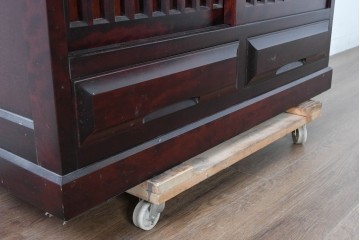 中古　美品　希少な廃番品　日向民芸家具　ミズメザクラ　和モダンデザインの格子戸付き水屋箪笥　(R-084720)