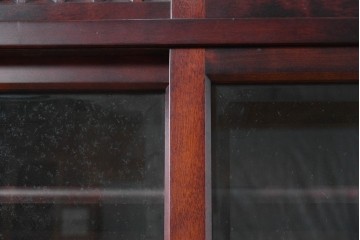 中古　美品　希少な廃番品　日向民芸家具　ミズメザクラ　和モダンデザインの格子戸付き水屋箪笥　(R-084720)