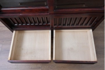 中古 美品 希少な廃番品 日向民芸家具 ミズメザクラ 和モダンデザインの格子戸付き水屋箪笥 (R-084720)