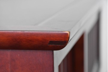 中古　美品　希少な廃番品　日向民芸家具　ミズメザクラ　和モダンデザインの格子戸付き水屋箪笥　(R-084720)