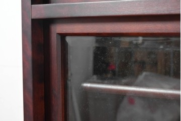 中古 美品 希少な廃番品 日向民芸家具 ミズメザクラ 和モダンデザインの格子戸付き水屋箪笥 (R-084720)