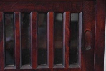 中古　美品　希少な廃番品　日向民芸家具　ミズメザクラ　和モダンデザインの格子戸付き水屋箪笥　(R-084720)