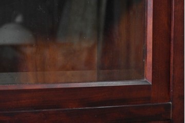 中古 美品 希少な廃番品 日向民芸家具 ミズメザクラ 和モダンデザインの格子戸付き水屋箪笥 (R-084720)