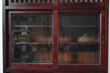 中古　美品　希少な廃番品　日向民芸家具　ミズメザクラ　和モダンデザインの格子戸付き水屋箪笥　(R-084720)