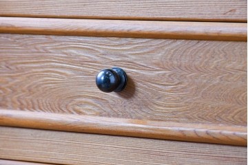 中古　美品　高級品　屋久杉　内部桐材　和・洋どちらの空間にも取り入れやすい整理箪笥　定価約65万円相当　(R-084722)