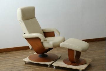 中古　美品　カリモク家具(karimoku)　ザ・ファースト(THE FIRST)　RU71　上質なくつろぎの時間を演出するリクライニングチェアとオットマンのセット　定価(セット合計)約28万円　(R-084723)