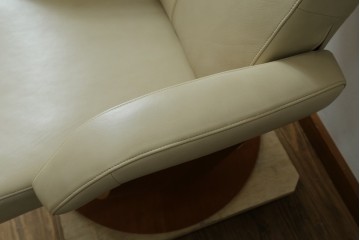 中古　美品　カリモク家具(karimoku)　ザ・ファースト(THE FIRST)　RU71　上質なくつろぎの時間を演出するリクライニングチェアとオットマンのセット　定価(セット合計)約28万円　(R-084723)