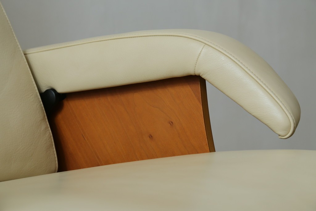 中古　美品　カリモク家具(karimoku)　ザ・ファースト(THE FIRST)　RU71　上質なくつろぎの時間を演出するリクライニングチェアとオットマンのセット　定価(セット合計)約28万円　(R-084723)