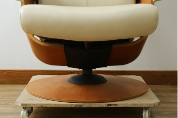 中古　美品　カリモク家具(karimoku)　ザ・ファースト(THE FIRST)　RU71　上質なくつろぎの時間を演出するリクライニングチェアとオットマンのセット　定価(セット合計)約28万円　(R-084723)