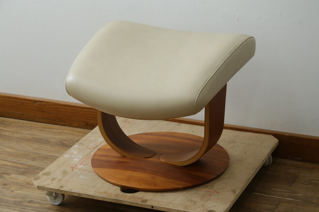 中古　美品　カリモク家具(karimoku)　ザ・ファースト(THE FIRST)　RU71　上質なくつろぎの時間を演出するリクライニングチェアとオットマンのセット　定価(セット合計)約28万円　(R-084723)