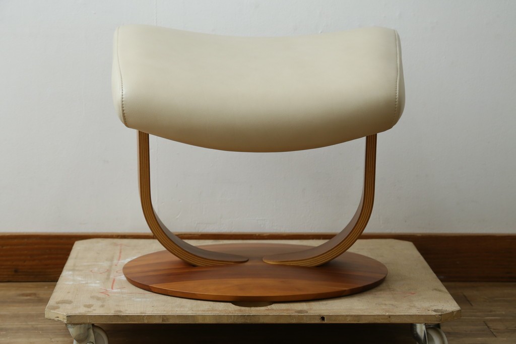 中古　美品　カリモク家具(karimoku)　ザ・ファースト(THE FIRST)　RU71　上質なくつろぎの時間を演出するリクライニングチェアとオットマンのセット　定価(セット合計)約28万円　(R-084723)