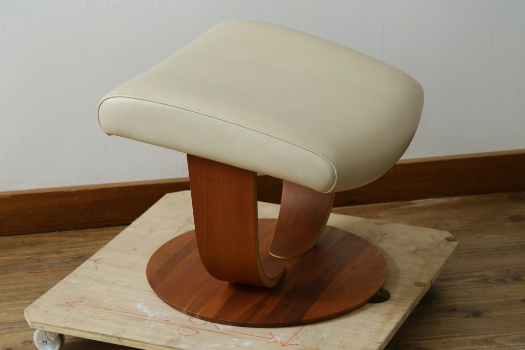 中古　美品　カリモク家具(karimoku)　ザ・ファースト(THE FIRST)　RU71　上質なくつろぎの時間を演出するリクライニングチェアとオットマンのセット　定価(セット合計)約28万円　(R-084723)