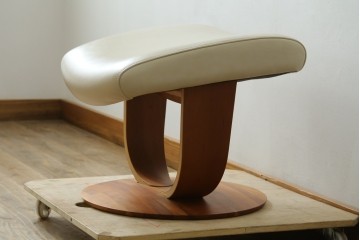 中古　美品　カリモク家具(karimoku)　ザ・ファースト(THE FIRST)　RU71　上質なくつろぎの時間を演出するリクライニングチェアとオットマンのセット　定価(セット合計)約28万円　(R-084723)