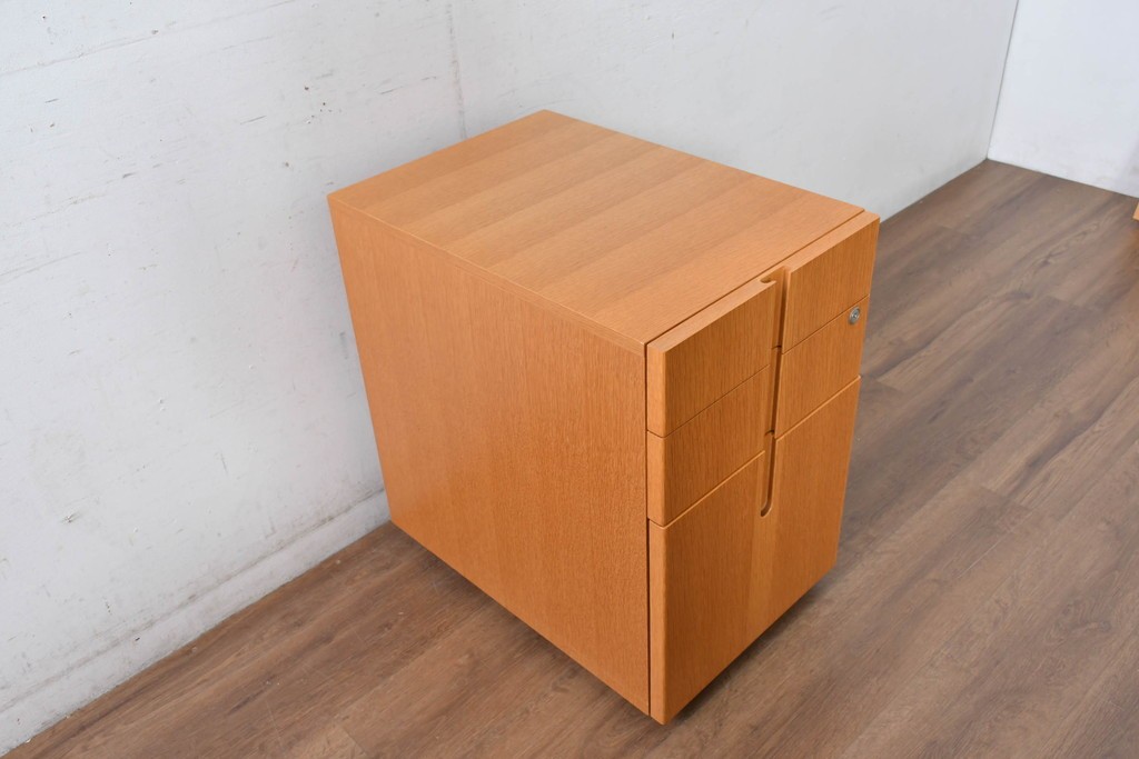 中古 北海道旭川家具 インテリアセンター(カンディハウス)  オーク材 取り外しパネル付き ナチュラルモダンなデスクとワゴンのセット (R-084724)