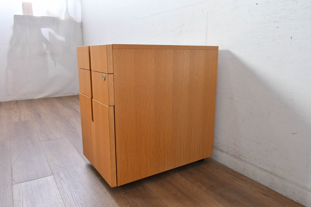 中古 北海道旭川家具 インテリアセンター(カンディハウス)  オーク材 取り外しパネル付き ナチュラルモダンなデスクとワゴンのセット (R-084724)