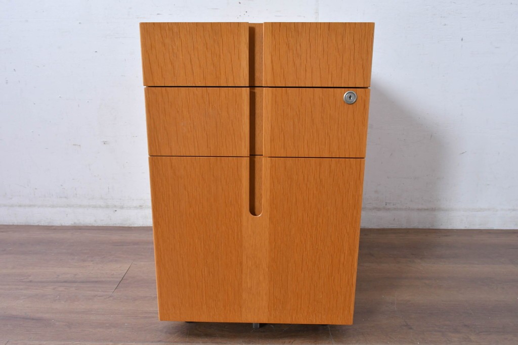 中古 北海道旭川家具 インテリアセンター(カンディハウス)  オーク材 取り外しパネル付き ナチュラルモダンなデスクとワゴンのセット (R-084726)