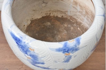 和製アンティーク　芭蕉と松の図柄が描かれた陽刻瀬戸火鉢　(R-084729)