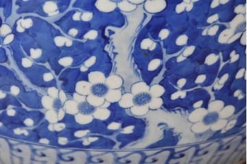 和製アンティーク　菊・梅・花唐草模様　和の趣と可愛らしさを感じる瀬戸火鉢　(R-084730)