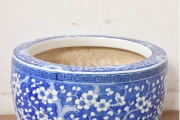 和製アンティーク　菊・梅・花唐草模様　和の趣と可愛らしさを感じる瀬戸火鉢　(R-084730)