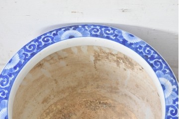 和製アンティーク　菊・梅・花唐草模様　和の趣と可愛らしさを感じる瀬戸火鉢　(R-084730)