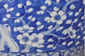 和製アンティーク　菊・梅・花唐草模様　和の趣と可愛らしさを感じる瀬戸火鉢　(R-084730)