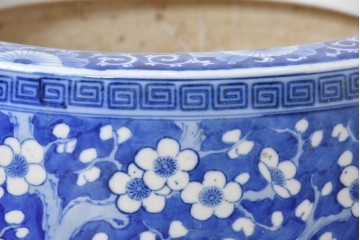 和製アンティーク　菊・梅・花唐草模様　和の趣と可愛らしさを感じる瀬戸火鉢　(R-084730)