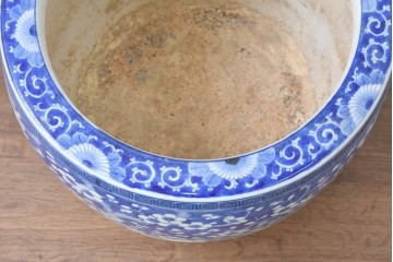 和製アンティーク　菊・梅・花唐草模様　和の趣と可愛らしさを感じる瀬戸火鉢　(R-084730)