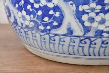 和製アンティーク　菊・梅・花唐草模様　和の趣と可愛らしさを感じる瀬戸火鉢　(R-084730)