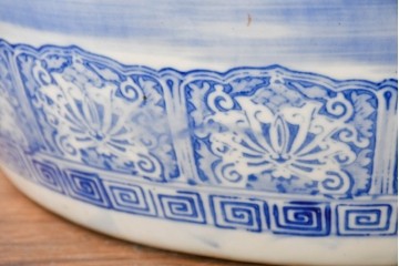 和製ヴィンテージ　山水の図　藍色の濃淡で表現された図が魅力的な瀬戸火鉢　(R-084731)