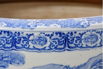 和製ヴィンテージ　山水の図　藍色の濃淡で表現された図が魅力的な瀬戸火鉢　(R-084731)