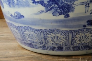 和製ヴィンテージ　山水の図　藍色の濃淡で表現された図が魅力的な瀬戸火鉢　(R-084731)