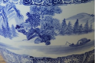 和製ヴィンテージ　山水の図　藍色の濃淡で表現された図が魅力的な瀬戸火鉢　(R-084731)