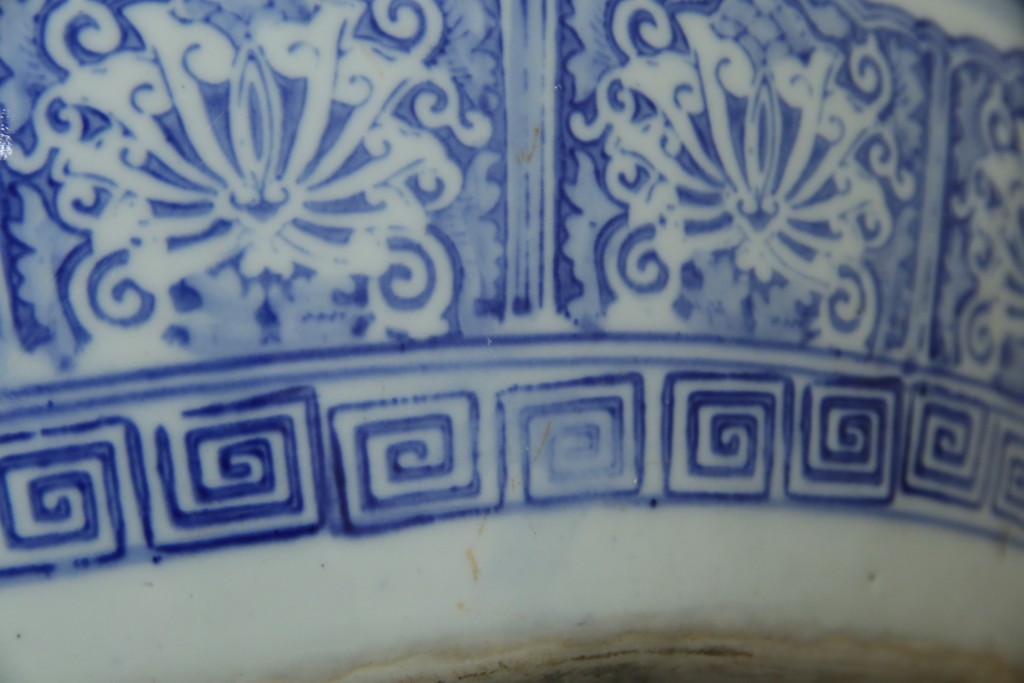 和製ヴィンテージ　山水の図　藍色の濃淡で表現された図が魅力的な瀬戸火鉢　(R-084731)