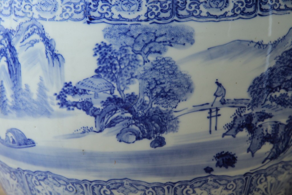 和製ヴィンテージ　山水の図　藍色の濃淡で表現された図が魅力的な瀬戸火鉢　(R-084731)