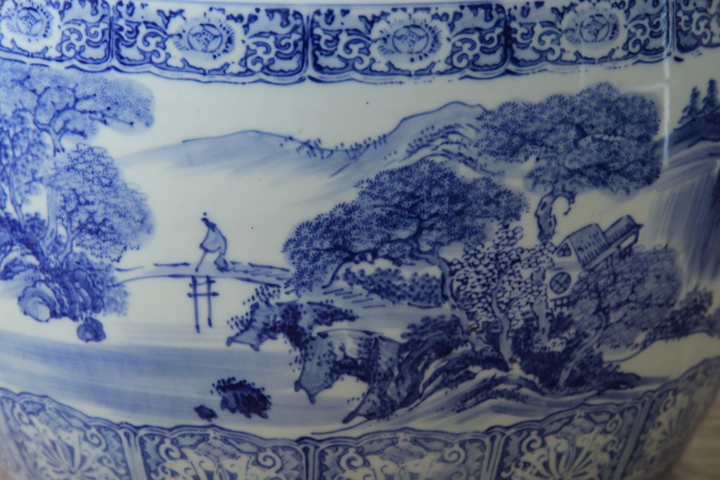 和製ヴィンテージ　山水の図　藍色の濃淡で表現された図が魅力的な瀬戸火鉢　(R-084731)