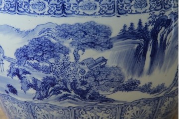 和製ヴィンテージ　山水の図　藍色の濃淡で表現された図が魅力的な瀬戸火鉢　(R-084731)