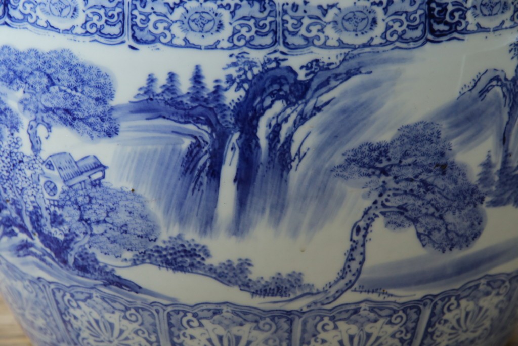 和製ヴィンテージ　山水の図　藍色の濃淡で表現された図が魅力的な瀬戸火鉢　(R-084731)