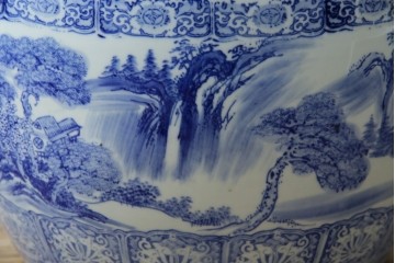 和製ヴィンテージ　山水の図　藍色の濃淡で表現された図が魅力的な瀬戸火鉢　(R-084731)