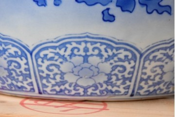 和製アンティーク　大型!!　獅子・牡丹・花唐草　躍動感のある図柄が目を惹く陽刻瀬戸火鉢　(R-084732)