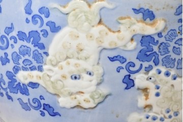 和製アンティーク　大型!!　獅子・牡丹・花唐草　躍動感のある図柄が目を惹く陽刻瀬戸火鉢　(R-084732)